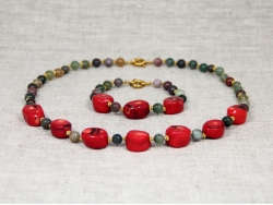 Комплект Наира - ожерелье и браслет из красного коралла и зеленого агата от Nur