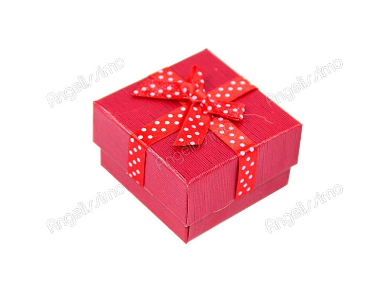  Подарочная коробка красного цвета